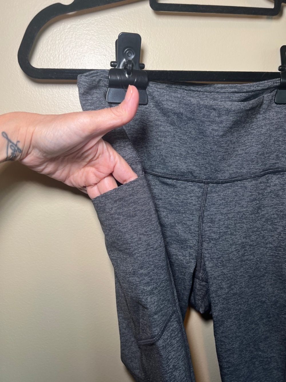 Athleta Chaturanga To Town High Rise Capri Leggings pocket Gray Space Dye Medium - Picture 9 of 10